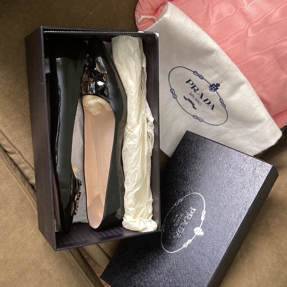 PRADA PATENT LEATHER FLAT SHOES - Picture 9 of 9